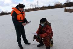 С наступлением тепла лед на водоемах становится непрочным. Передвижение по такому льду, особенно вблизи промоин и трещин, связано с большой опасностью для жизни.