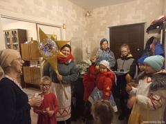 Христославы- в народе колядовщики поздравили прихожан храма Сергия Радонежского со святками