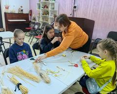 Золотые руки: как прошел мастер-класс по соломоплетению