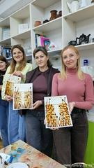 Аромат осени на холсте: как родители студии «Палитра» рисовали кофе